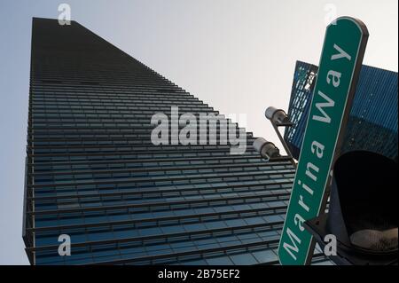 16.07.2016, Singapore, Repubblica di Singapore, Asia - uno dei cinque grattacieli moderni al Marina Bay Financial Center nel quartiere degli affari di Singapore. Il Marina Bay Financial Center è un complesso ad uso misto composto da tre torri per uffici, due torri residenziali e spazi per la vendita al dettaglio. [traduzione automatica] Foto Stock