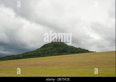 06.06.2017, Hechingen, Baden-Wuerttemberg, Germania, Europa - veduta del Castello di Hohenzollern sullo Zeugenberg con lo stesso nome tra le città di Hechingen e Bisingen nello Zollernalbkreis. Il castello era il castello ancestrale dei prussiani nel suo tempo. [traduzione automatica] Foto Stock