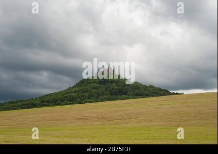 06.06.2017, Hechingen, Baden-Wuerttemberg, Germania, Europa - veduta del Castello di Hohenzollern sullo Zeugenberg con lo stesso nome tra le città di Hechingen e Bisingen nello Zollernalbkreis. Il castello era il castello ancestrale dei prussiani nel suo tempo. [traduzione automatica] Foto Stock