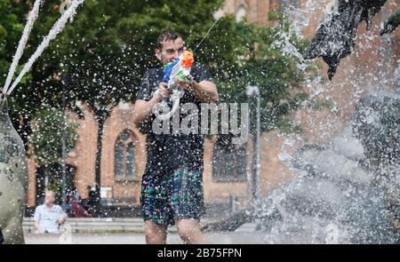 I partecipanti affamati di acqua alla battaglia di quest'anno presso la Fontana di Nettuno di Berlino si raffredderanno alle temperature estive del 17.06.2018. Le benne e le grandi pistole dell'acqua sono ideali per bagnarsi l'un l'altro. [traduzione automatica] Foto Stock