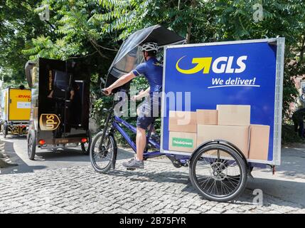 Una ruota di carico del fornitore di servizi pacchi DHL, seguita da una ruota di carico UPS, e una ruota di carico da GLS a Berlino su 30.06.2018. In un progetto modello, i fornitori di servizi pacchi iniziano a distribuire le loro spedizioni con ruote di carico a Berlino Prenzlauer Berg. A tal fine, i cinque servizi pacchi più grandi gestiscono un centro comune di trasbordo interno. [traduzione automatica] Foto Stock