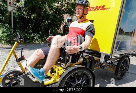 Una ruota di carico del servizio pacchi DHL a Berlino su 30.06.2018. In un progetto modello, i fornitori di servizi pacchi iniziano a distribuire le loro spedizioni con ruote di carico a Berlino Prenzlauer Berg. A tal fine, i cinque servizi pacchi più grandi gestiscono un centro comune di trasbordo interno. [traduzione automatica] Foto Stock