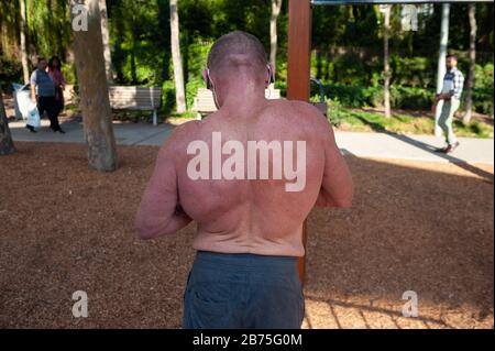 08.05.2018, Sydney, nuovo Galles del Sud, Australia - un bodybuilder treni a Tumbalong Park. [traduzione automatica] Foto Stock