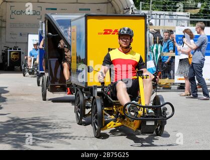 Una ruota di carico del servizio pacchi DHL a Berlino su 30.06.2018. In un progetto modello, i fornitori di servizi pacchi iniziano a distribuire le loro spedizioni con ruote di carico a Berlino Prenzlauer Berg. A tal fine, i cinque servizi pacchi più grandi gestiscono un centro comune di trasbordo interno. [traduzione automatica] Foto Stock