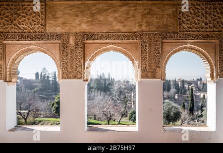 Archi nel palazzo estivo Generalife, che si trova non lontano dall'Alhambra di Granada. [traduzione automatica] Foto Stock