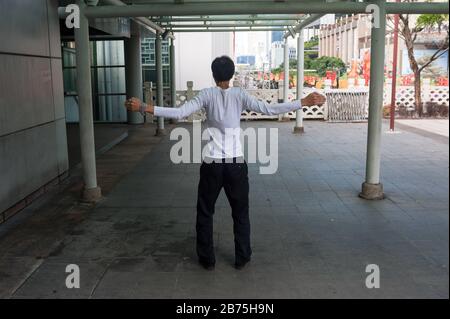 22.02.2018, Singapore, Repubblica di Singapore, Asia - UN uomo fa esercizi nell'area esterna del complesso del Parco del Popolo nel quartiere Chinatown di Singapore. [traduzione automatica] Foto Stock