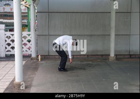 22.02.2018, Singapore, Repubblica di Singapore, Asia - UN uomo fa esercizi nell'area esterna del complesso del Parco del Popolo nel quartiere Chinatown di Singapore. [traduzione automatica] Foto Stock