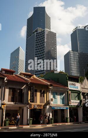 03.02.2018, Singapore, Repubblica di Singapore, Asia - una vista delle due torri del PROGETTO DUO dell'architetto tedesco Ole Scheeren. L'uso misto comprende uffici, appartamenti, un hotel di lusso e negozi. [traduzione automatica] Foto Stock