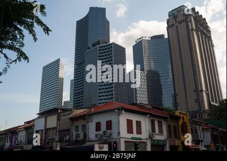 03.02.2018, Singapore, Repubblica di Singapore, Asia - una vista delle due torri del PROGETTO DUO dell'architetto tedesco Ole Scheeren. L'uso misto comprende uffici, appartamenti, un hotel di lusso e negozi. [traduzione automatica] Foto Stock