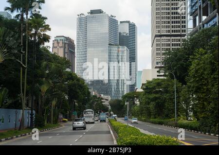 03.02.2018, Singapore, Repubblica di Singapore, Asia - una vista lungo Beach Road con le due torri del PROGETTO DUO dell'architetto tedesco Ole Scheeren sullo sfondo. L'uso misto comprende uffici, appartamenti, un hotel di lusso e negozi. [traduzione automatica] Foto Stock