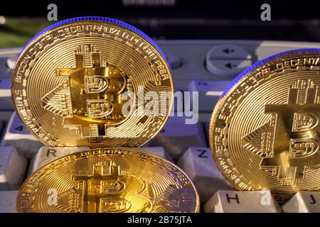 Monete Bitcoin su una tastiera del computer, il 11 febbraio 2018. [traduzione automatica] Foto Stock