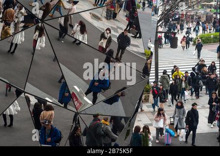 31.12.2017, Tokyo, Giappone, Asia - i pedoni si riflettono nell'area d'ingresso del centro commerciale Tokyu Plaza Omotesando nel quartiere Harajuku di Tokyo. [traduzione automatica] Foto Stock