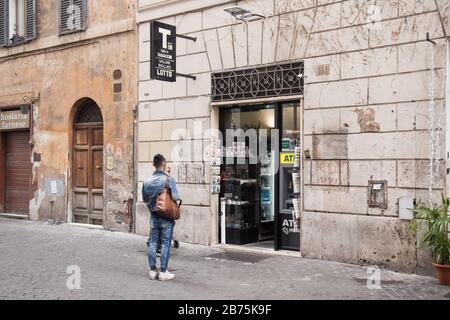 Roma, Italia. 13 Marzo 2020. Tabaccaio vicino campo de Fiori a Roma dopo il decreto di legge del governo italiano del 11 marzo 2020 (Foto di Matteo Nardone/Pacific Press/Sipa USA) Credit: Sipa USA/Alamy Live News Foto Stock