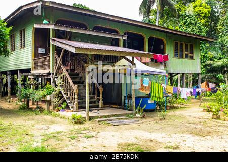 Casa tradizionale e comune a palafitte utilizzata dagli abitanti della foresta pluviale in Borneo, Malesia, Asia Foto Stock