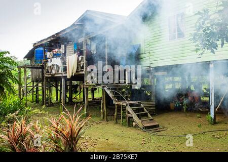 Casa tradizionale e comune a palafitte utilizzata dagli abitanti della foresta pluviale in Borneo, Malesia, Asia Foto Stock