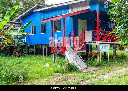 Casa tradizionale e comune a palafitte utilizzata dagli abitanti della foresta pluviale in Borneo, Malesia, Asia Foto Stock