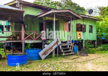 Casa tradizionale e comune a palafitte utilizzata dagli abitanti della foresta pluviale in Borneo, Malesia, Asia Foto Stock