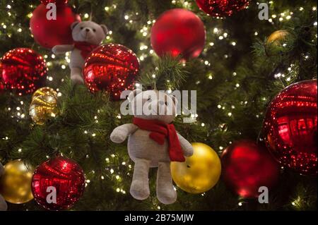 19.11.2016, Singapore, Repubblica di Singapore, Asia - UN albero di Natale decorato con baubles e orsacchiotti si trova nel Centro commerciale Takashimaya lungo la via dello shopping di Singapore Orchard Road. [traduzione automatica] Foto Stock