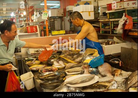 27.07.2017, Singapore, Repubblica di Singapore, Asia - un venditore di pesce nel mercato di Chinatown. [traduzione automatica] Foto Stock