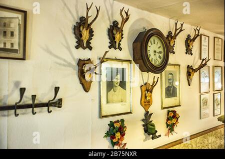 Il Tragerwirt nell'alta Baviera Neumarkt-Sankt Veit è una delle più antiche locande della Baviera. Ora, tuttavia, l’economia di 400 anni fa deve cedere il passo a un ramo bancario. [traduzione automatizzata] Foto Stock