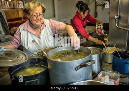 Il Tragerwirt nell'alta Baviera Neumarkt-Sankt Veit è una delle più antiche locande della Baviera. Ora, tuttavia, l’economia di 400 anni fa deve cedere il passo a un ramo bancario. [traduzione automatizzata] Foto Stock