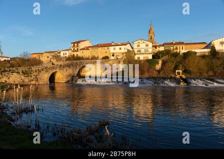 La Puebla de Arganzon villaggio al tramonto nella provincia di Burgos, Spagna. Foto Stock