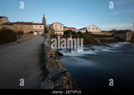 La Puebla de Arganzon villaggio nella provincia di Burgos, Spagna. Foto Stock