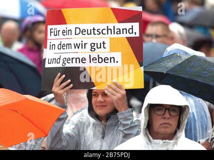 Un sostenitore della CDU terrà un poster a Torgau il 6 settembre 2017 durante il discorso della cancelliera Angela Merkel con l'iscrizione 'per una Germania in cui viviamo bene e volentieri'. L'elezione del 19° Bundestag tedesco si svolgerà il 24 settembre 2017. [traduzione automatica]
