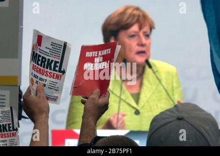 I sostenitori dell'AFD mostrano manifesti con le parole "Red card for Merkel" e "Greet Merkel" durante una campagna elettorale della CDU a Torgau con la cancelliera Angela Merkel il 6 settembre 2017. [traduzione automatica] Foto Stock