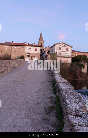 La Puebla de Arganzon villaggio nella provincia di Burgos, Spagna. Foto Stock