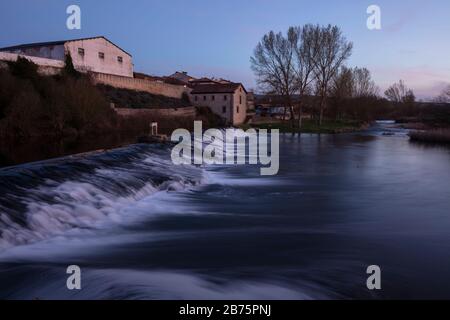 La Puebla de Arganzon villaggio nella provincia di Burgos, Spagna. Foto Stock