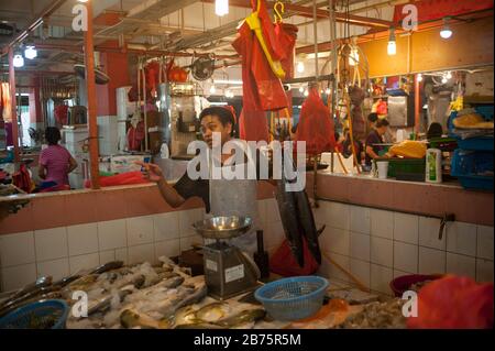 27.07.2017, Singapore, Repubblica di Singapore, Asia - un venditore di pesce nel mercato di Chinatown. [traduzione automatica] Foto Stock