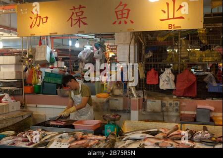 27.07.2017, Singapore, Repubblica di Singapore, Asia - un venditore di pesce nel mercato di Chinatown. [traduzione automatica] Foto Stock