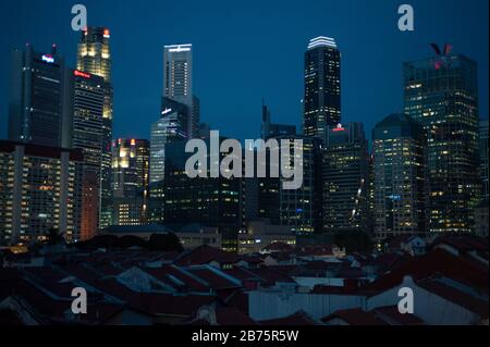 19.07.2017, Singapore, Repubblica di Singapore, Asia - una vista delle tradizionali case di negozi nel quartiere Chinatown di Singapore con lo skyline del quartiere finanziario sullo sfondo [traduzione automatica] Foto Stock