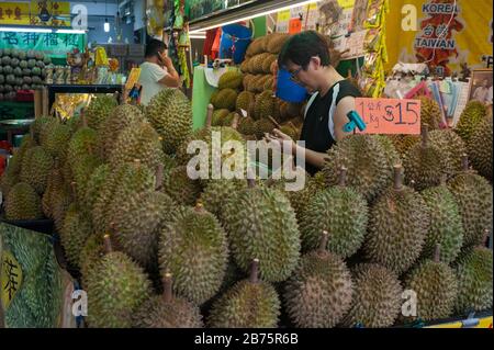 20.07.2017, Singapore, Repubblica di Singapore, Asia - uno stand di vendita di frutta duriana nel mercato di Chinatown. [traduzione automatica] Foto Stock