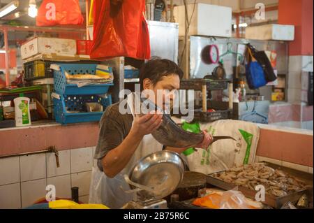 27.07.2017, Singapore, Repubblica di Singapore, Asia - un venditore di pesce nel mercato di Chinatown. [traduzione automatica] Foto Stock