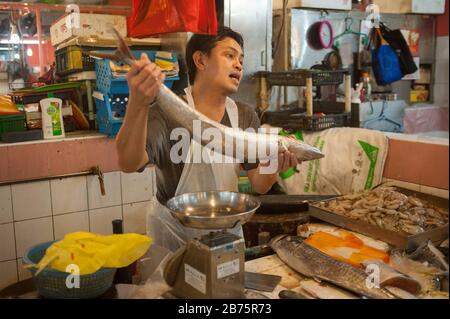 27.07.2017, Singapore, Repubblica di Singapore, Asia - un venditore di pesce nel mercato di Chinatown. [traduzione automatica] Foto Stock