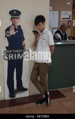16.07.2017, Singapore, Repubblica di Singapore, Asia - UNA giovane donna sta utilizzando il suo smartphone nel quartiere di Chinatown di Singapore. [traduzione automatica] Foto Stock