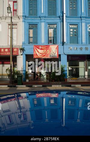 16.07.2017, Singapore, Repubblica di Singapore, Asia - i negozi tradizionali si riflettono in un tetto auto nel quartiere Chinatown di Singapore. [traduzione automatica] Foto Stock