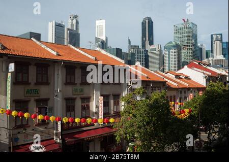 30.06.2017, Singapore, Repubblica di Singapore, Asia - una vista delle tradizionali case di negozi nel quartiere Chinatown di Singapore con lo skyline del quartiere finanziario sullo sfondo [traduzione automatica] Foto Stock