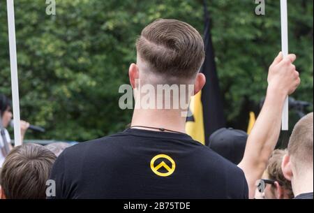 Con un taglio corto e il logo del movimento identità sulla sua camicia, un partecipante del movimento identità si trova tra i dimostranti su 17.06.2017. Sotto il motto "Future Europe - for the defence of our Identity, culture and way of life", diverse centinaia di sostenitori del movimento identità hanno manifestato sabato a Berlino. Il gruppo di destra è controllato dall'Ufficio per la protezione della Costituzione. [traduzione automatica] Foto Stock