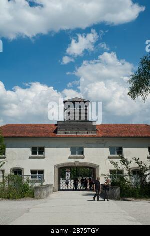 03.06.2017, Dachau, Baviera, Germania, Europa - l'edificio d'ingresso dell'ex campo di concentramento di Dachau. [traduzione automatica] Foto Stock