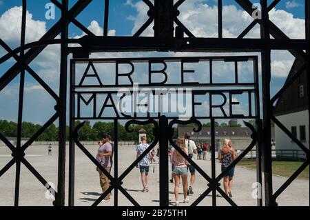 03.06.2017, Dachau, Baviera, Germania, Europa - la porta d'ingresso all'ex campo di concentramento di Dachau con il motto 'Arbeit Macht Frei'. [traduzione automatica] Foto Stock