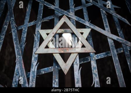 03.06.2017, Dachau, Baviera, Germania, Europa - porta d'ingresso alla cappella del memoriale ebraico nel campo di concentramento di Dachau Memorial. Dachau fu il primo campo di concentramento della Germania nazista e circa 32,000 persone vi morirono. [traduzione automatica] Foto Stock