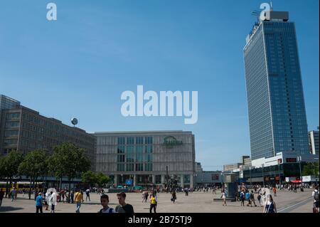 29.05.2017, Berlino, Germania, Europa - una vista su Alexanderplatz con il Berolinahaus e il Park Inn Hotel a Berlino-Mitte. [traduzione automatica] Foto Stock