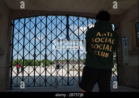 03.06.2017, Dachau, Baviera, Germania, Europa - la porta d'ingresso all'ex campo di concentramento di Dachau con il motto 'Arbeit Macht Frei'. [traduzione automatica] Foto Stock