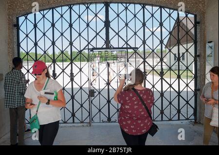 03.06.2017, Dachau, Baviera, Germania, Europa - la porta d'ingresso all'ex campo di concentramento di Dachau con il motto 'Arbeit Macht Frei'. [traduzione automatica] Foto Stock