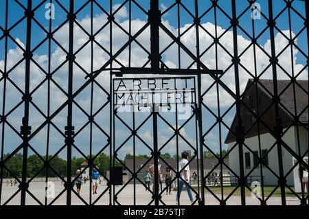 03.06.2017, Dachau, Baviera, Germania, Europa - la porta d'ingresso all'ex campo di concentramento di Dachau con il motto 'Arbeit Macht Frei'. [traduzione automatica] Foto Stock