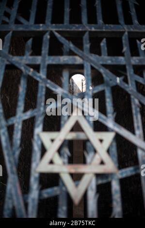 03.06.2017, Dachau, Baviera, Germania, Europa - porta d'ingresso alla cappella del memoriale ebraico nel campo di concentramento di Dachau Memorial. Dachau fu il primo campo di concentramento della Germania nazista e circa 32,000 persone vi morirono. [traduzione automatica] Foto Stock