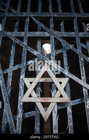 03.06.2017, Dachau, Baviera, Germania, Europa - porta d'ingresso alla cappella del memoriale ebraico nel campo di concentramento di Dachau Memorial. Dachau fu il primo campo di concentramento della Germania nazista e circa 32,000 persone vi morirono. [traduzione automatica] Foto Stock